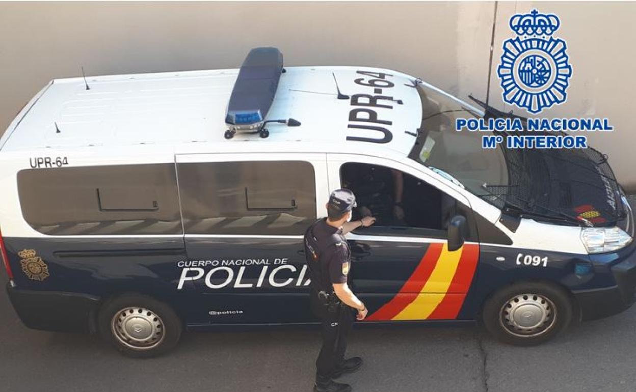 Vehículo policial en Granada.