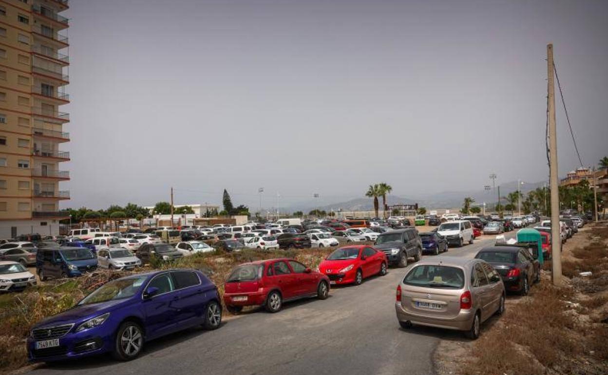 La grúa tiene que retirar coches mal aparcados de algunos solares para evitar embotellamientos