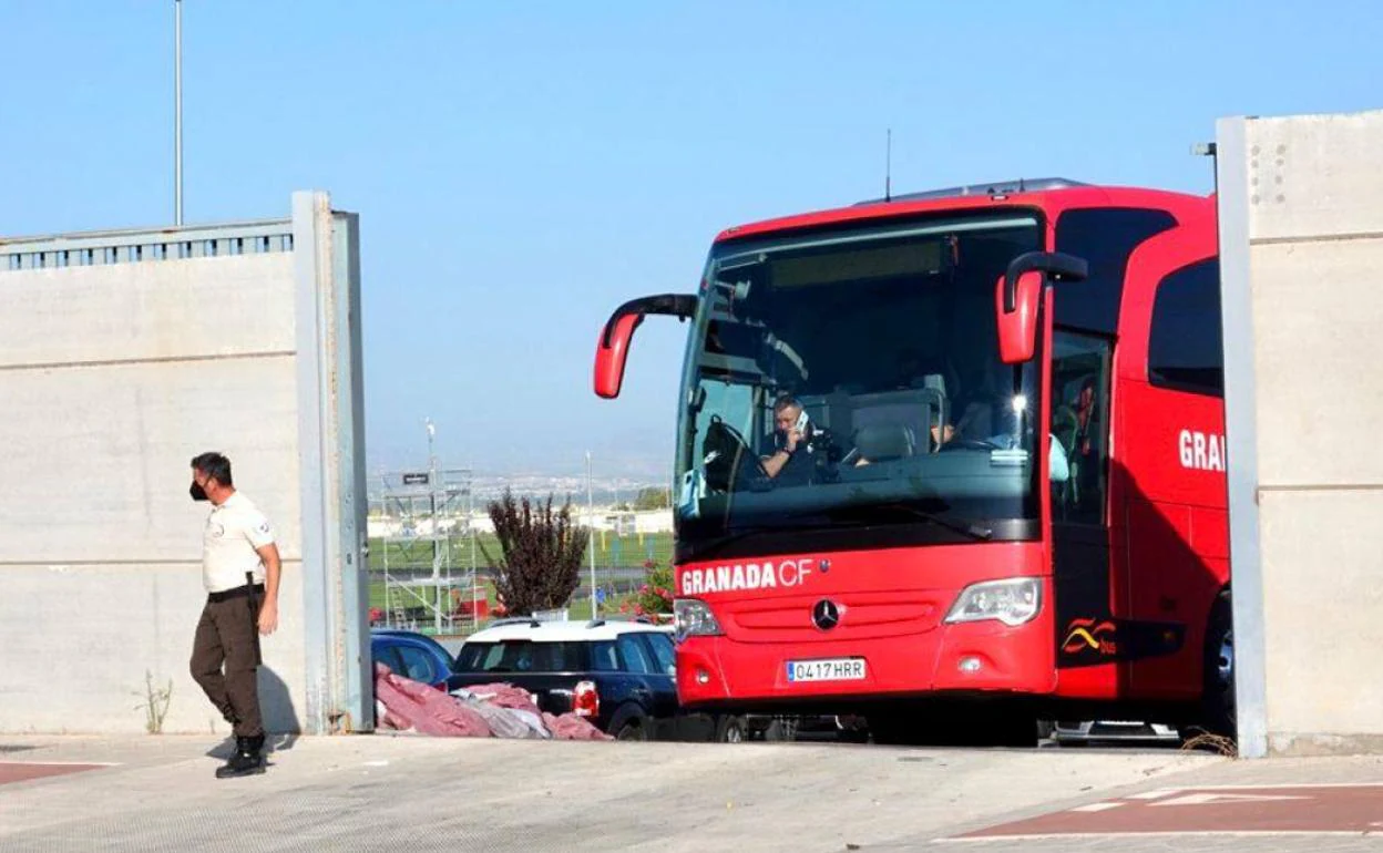 Salida del autobús del Granada esta mañana desde la Ciudad Deportiva. 