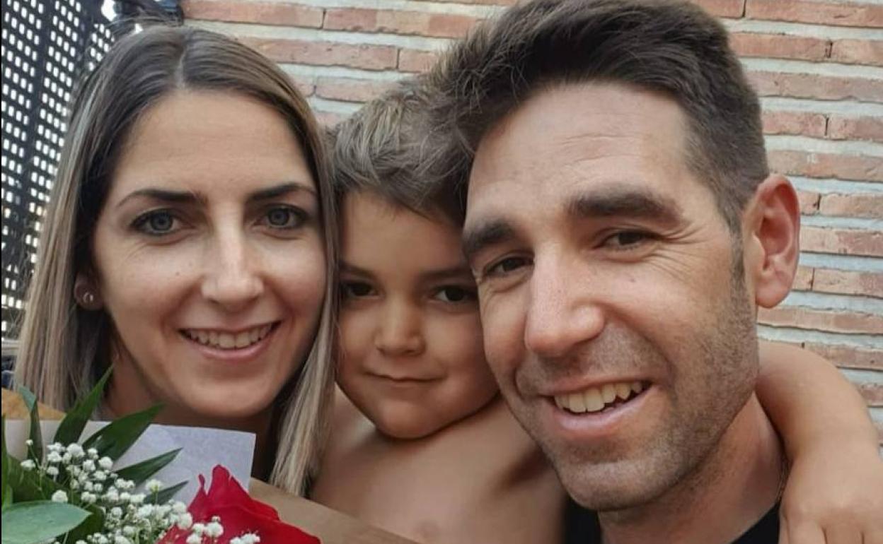 David Valero junto a su mujer, Sandra Pando, y su hijo Marco, de tres años. 