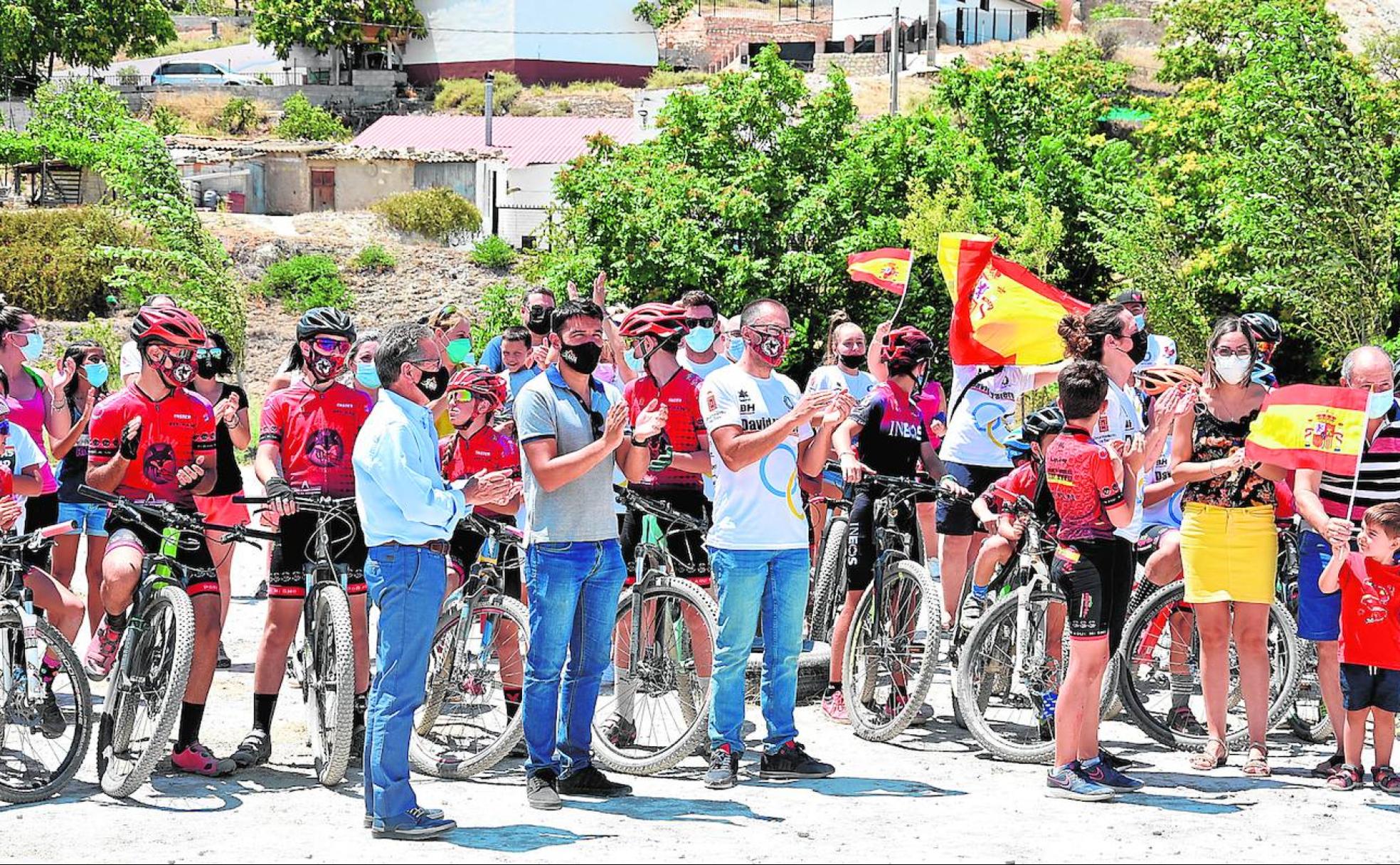 Los integrantes de la escuela ciclista que lleva el nombre de David Valero se reunió de forma espontánea. A la derecha, su mujer Sandra y su hijo Marco