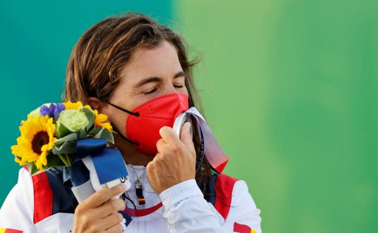 Maialen Chourraut besa la medalla de plata que ha logrado en Tokio. 