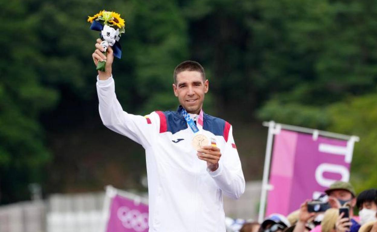 David Valero muestra su medalla de bronce. 