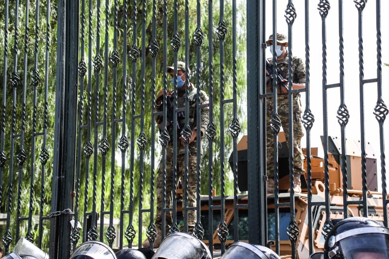 Militares en el Parlamento de Túnez 