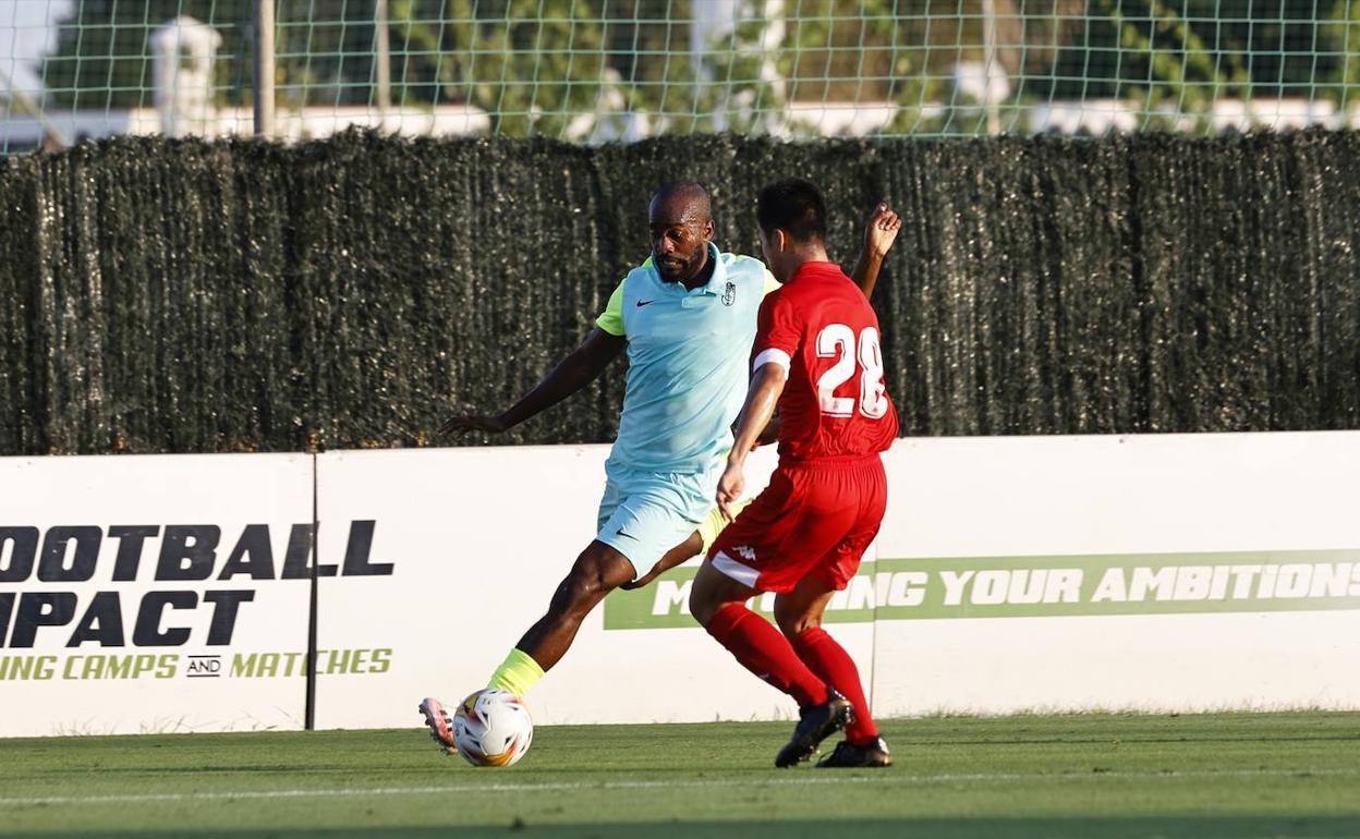 Foulquier trata de desbordar a un rival en la banda derecha. 