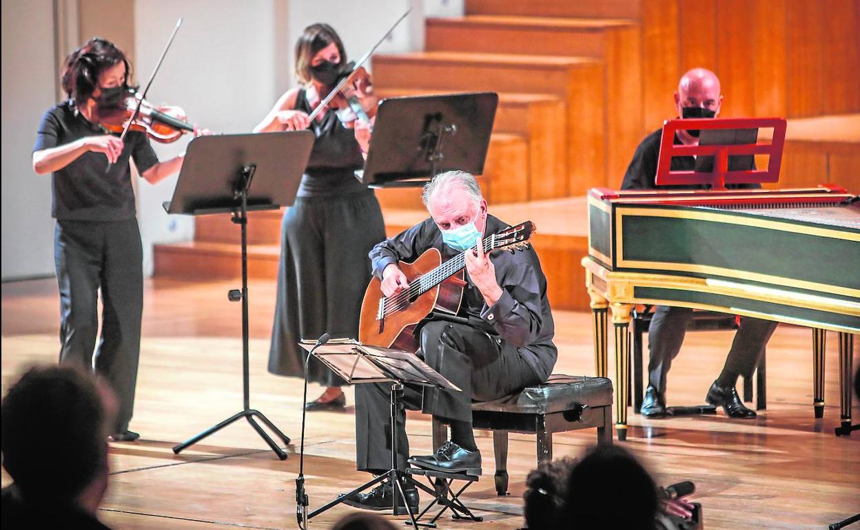 Pepe Romero y la Orquesta Barroca, en uno de los momentos del concierto.