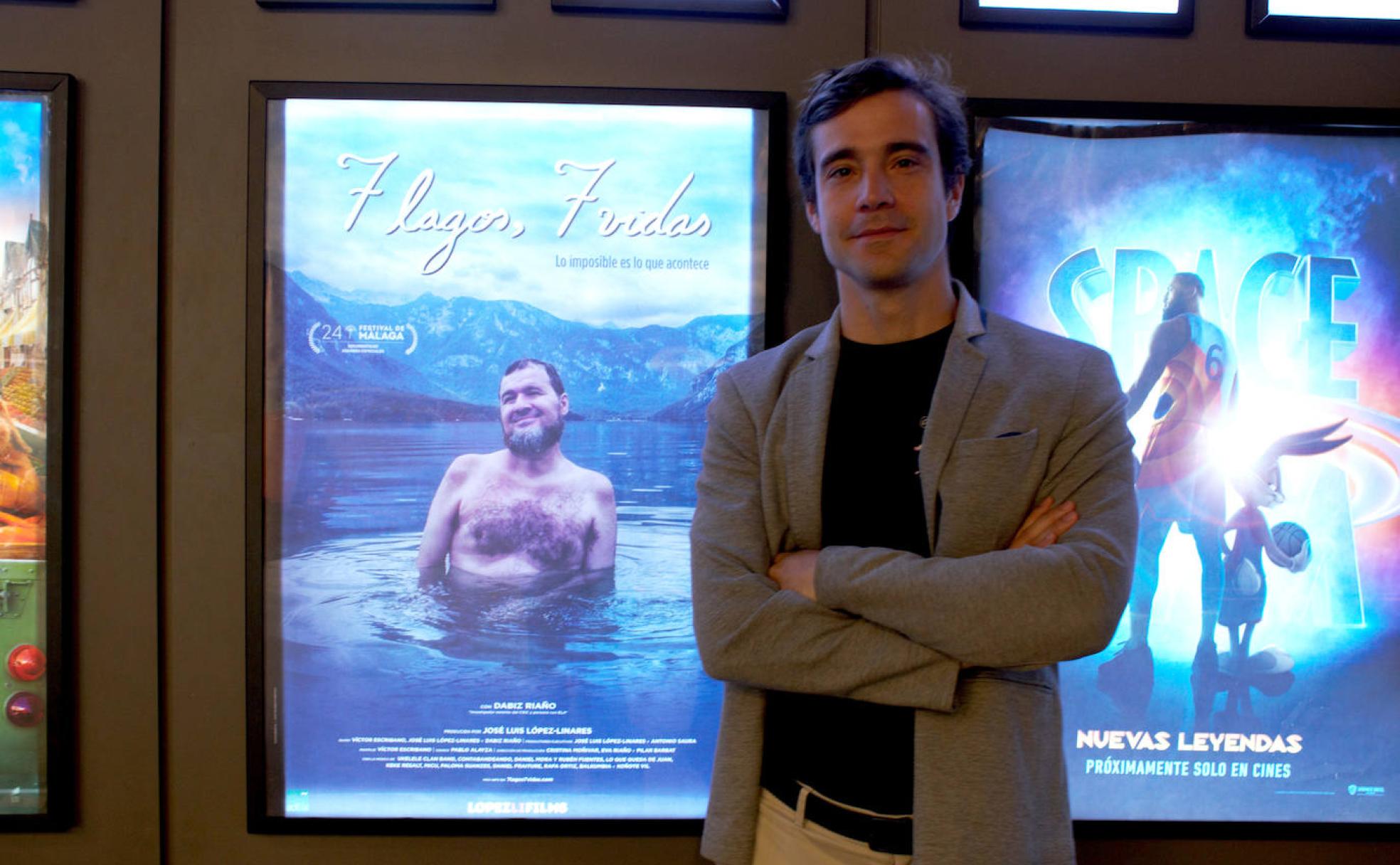 Víctor Escribano posa junto al cartel de '7 lagos, 7 vidas', en el cine Kinépolis de Pulianas. 