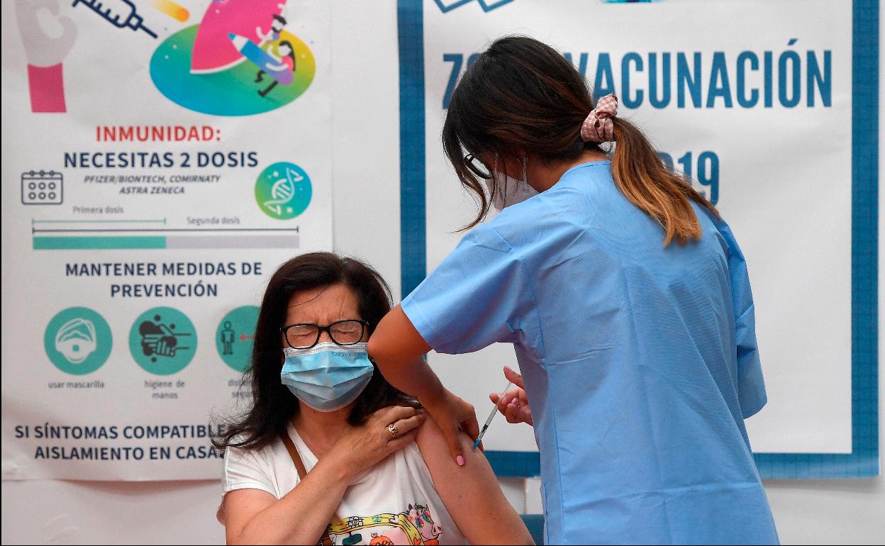 Más del 75% de los efectos adversos a las vacunas en España son en mujeres