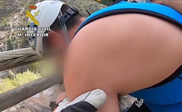 Momento de uno de los rescates de la Guardia Civil