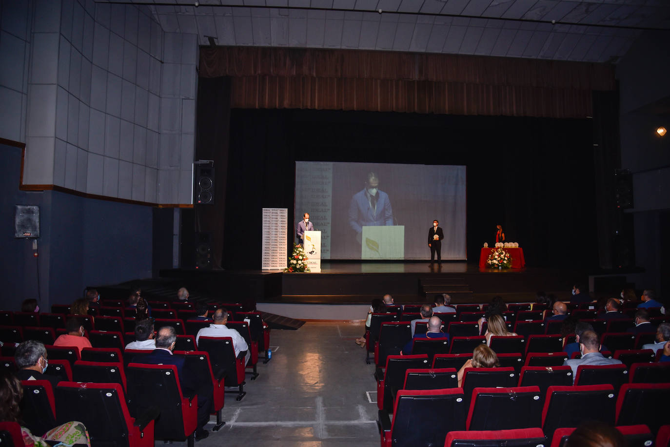 El Centro Cultural de Adra acogió este jueves una gala en la que se puso en valor al sector agroalimentario de la provincia de Almería