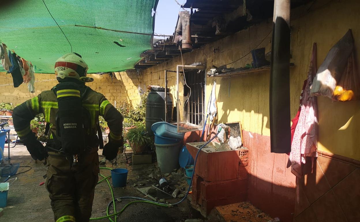 Un bombero en el interior de la vivienda de Escóznar que ardió.