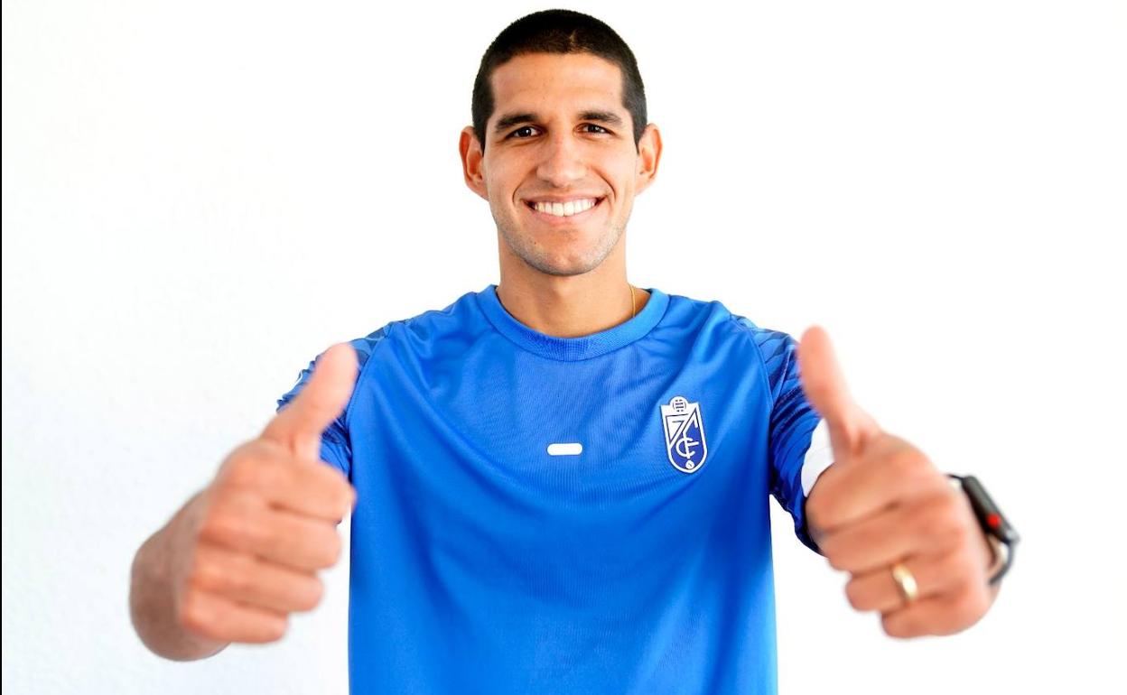 Luis Abram posa para el club ya en Marbella. 