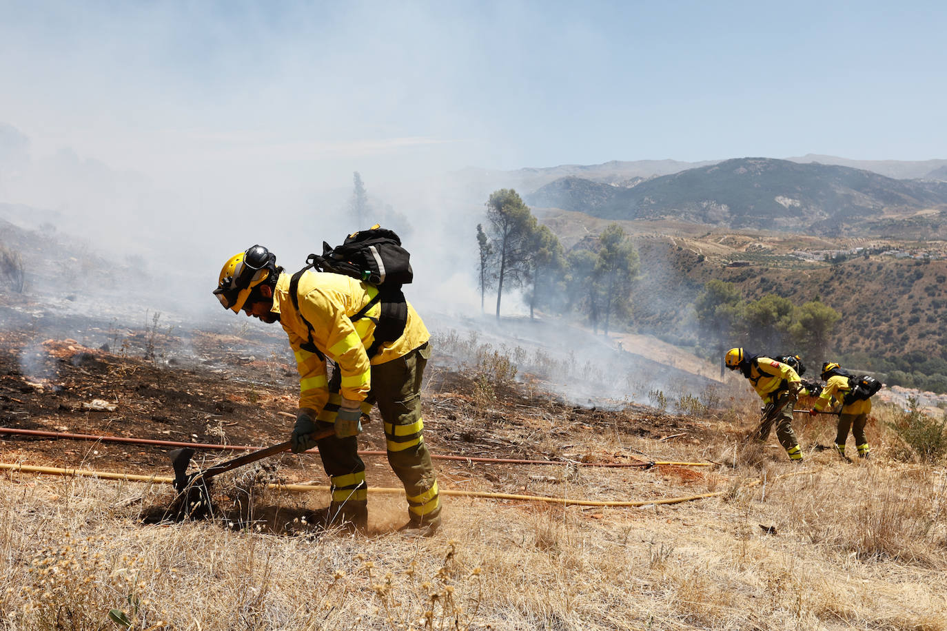 Las imágenes del incendio declarado este sábado en el popular enclave de la ciudad granadina