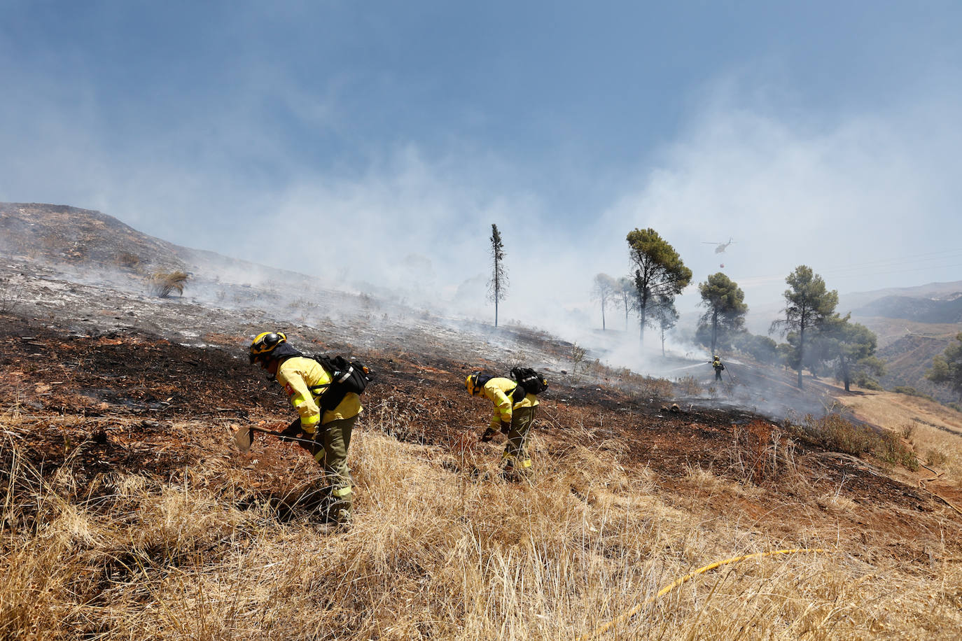 Las imágenes del incendio declarado este sábado en el popular enclave de la ciudad granadina