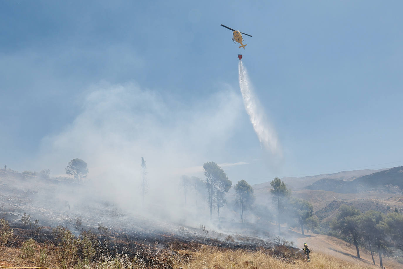 Las imágenes del incendio declarado este sábado en el popular enclave de la ciudad granadina