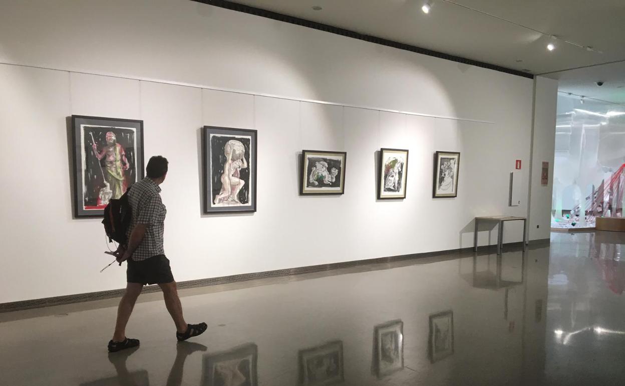 Visitante admirando los cuadros del Museo Íbero de Jaén. 