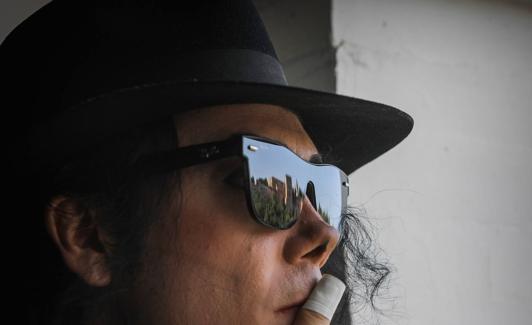 Miguel observa La Alhambra, desde la terraza de La Platería. 