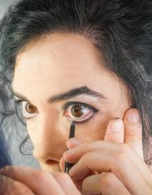 Imagen secundaria 2 - Miguel Concha en el salón de su casa y, después, maquillándose como Mickel Jackson. 