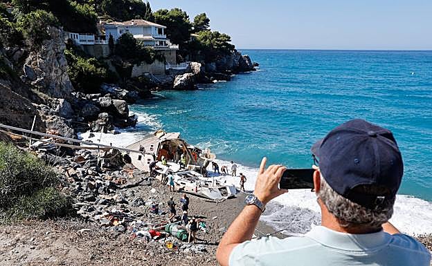 Imagen. as imágenes del destrozo del velero que encalló en La Herradura. 