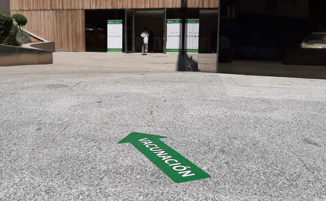 Acceso al Museo Íbero en la zona de vacunación. 