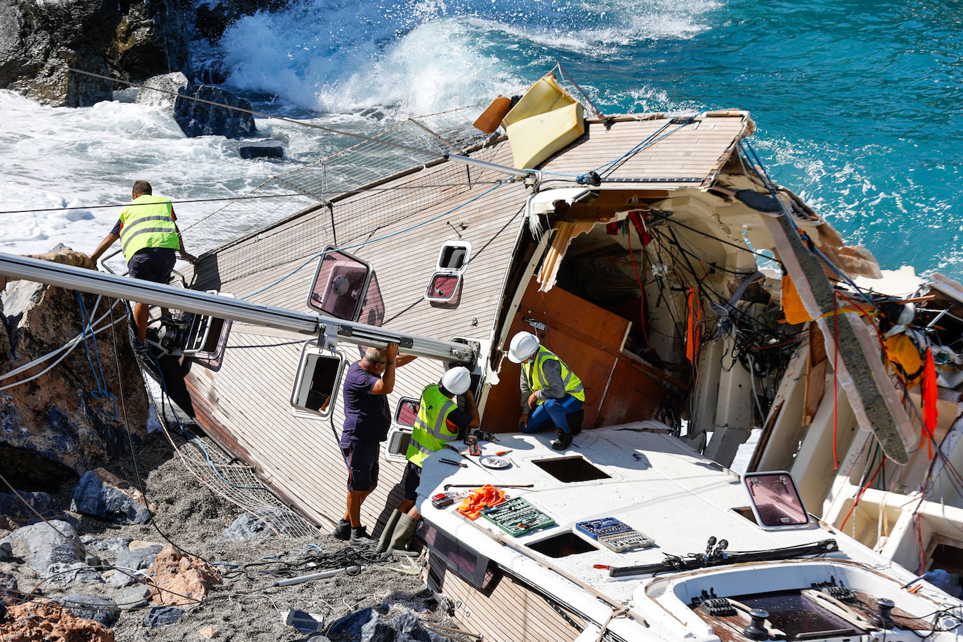 Así ha quedado la embarcación tras la pasada noche