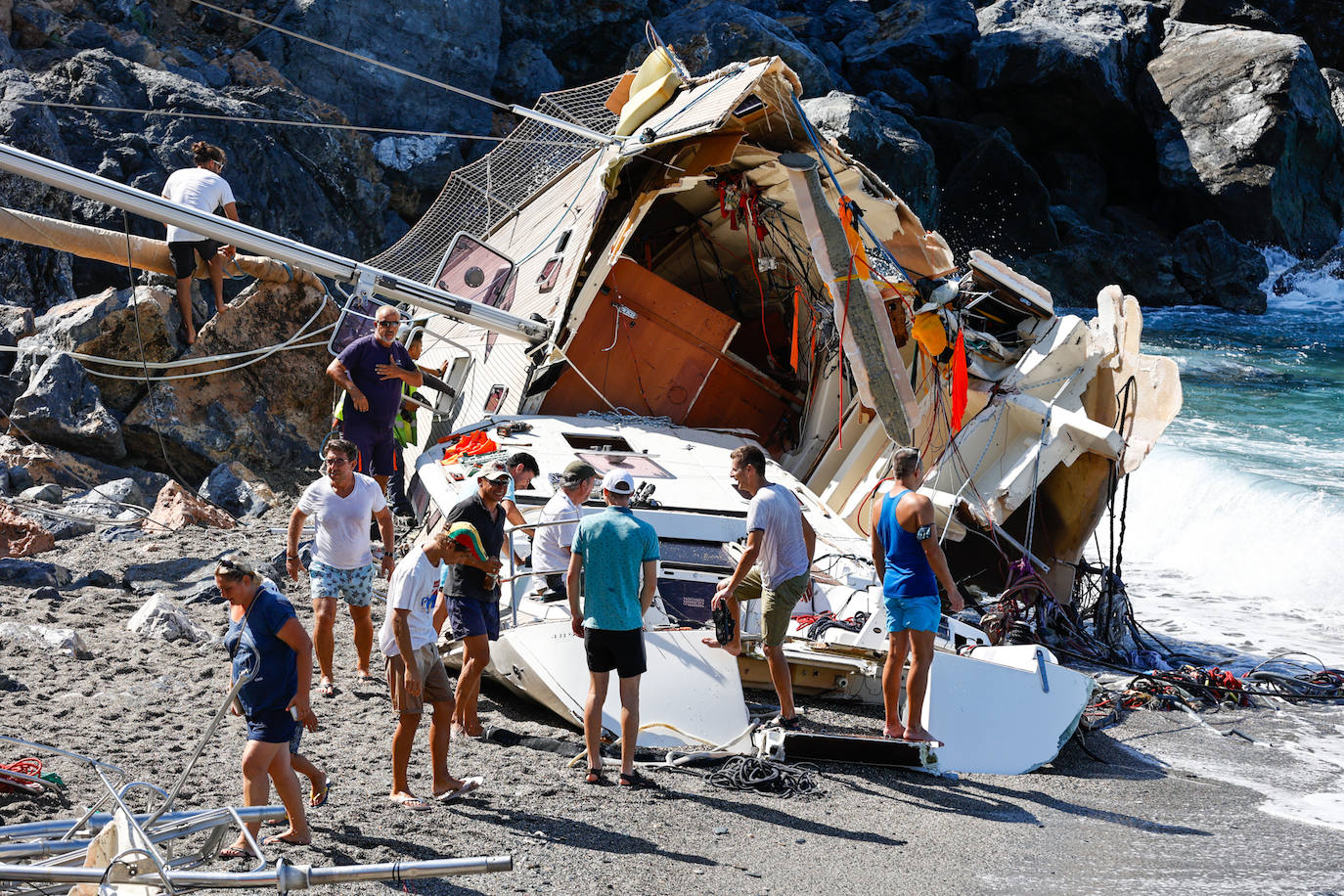 Así ha quedado la embarcación tras la pasada noche