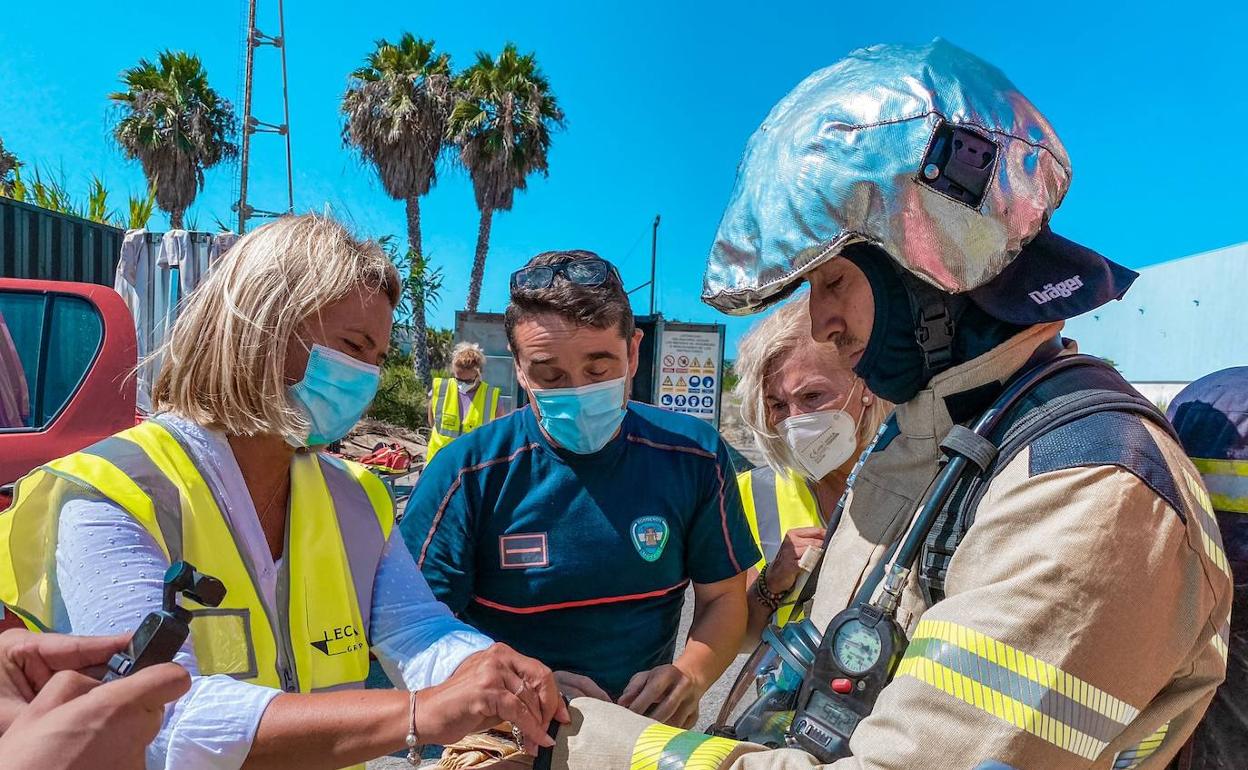 La alcaldesa, junto a un efectivo, en el simulacro