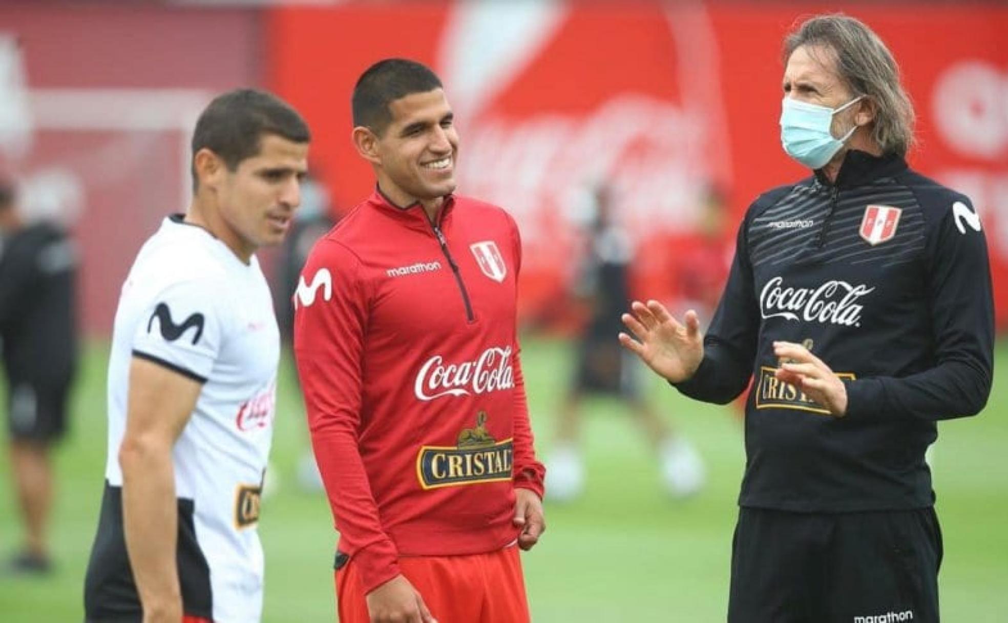 El central zurdo Luis Abram, en el centro de la imagen, conversa con el seleccionador Ricardo Gareca en una estancia reciente con el combinado de Perú. 