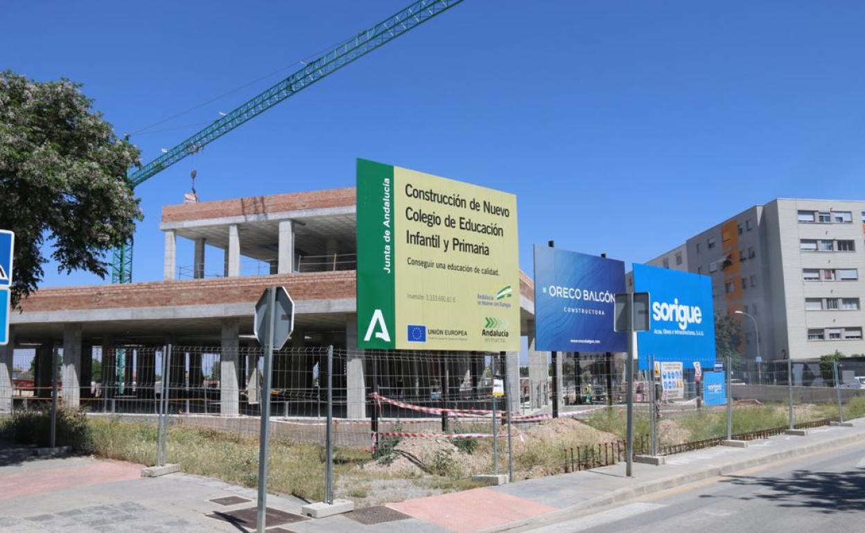 En Alhendín están construyendo un nuevo colegio para desahogar al actual. 