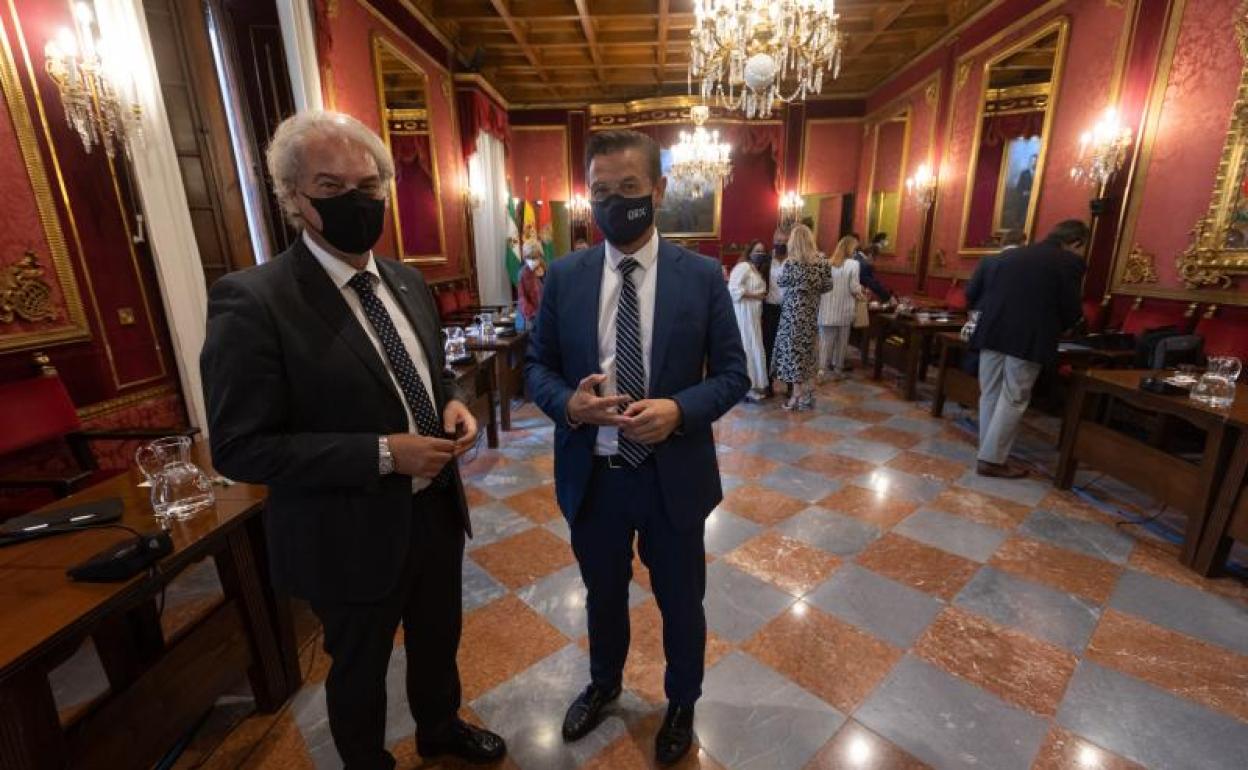 Luis Salvador y José Antonio Huertas en el pleno del pasado viernes.