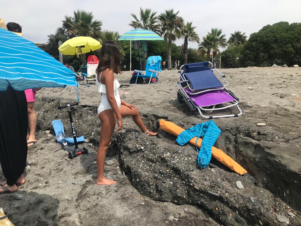 Vuelve el escalón a la popular playa motrileña