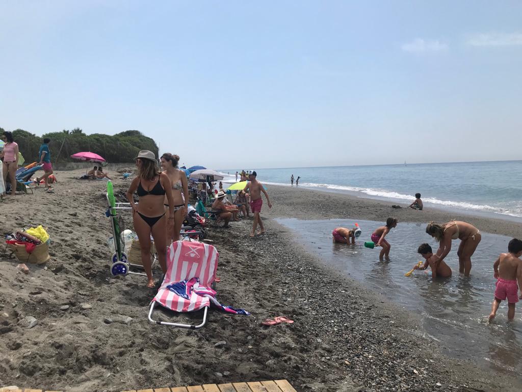 Vuelve el escalón a la popular playa motrileña