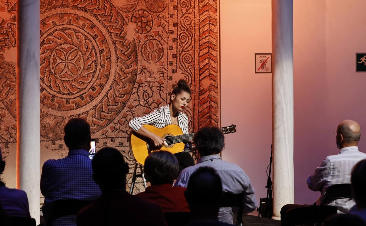 Un momento del recital ofrecido anoche en el Museo Arqueológico por Mercedes Luján.