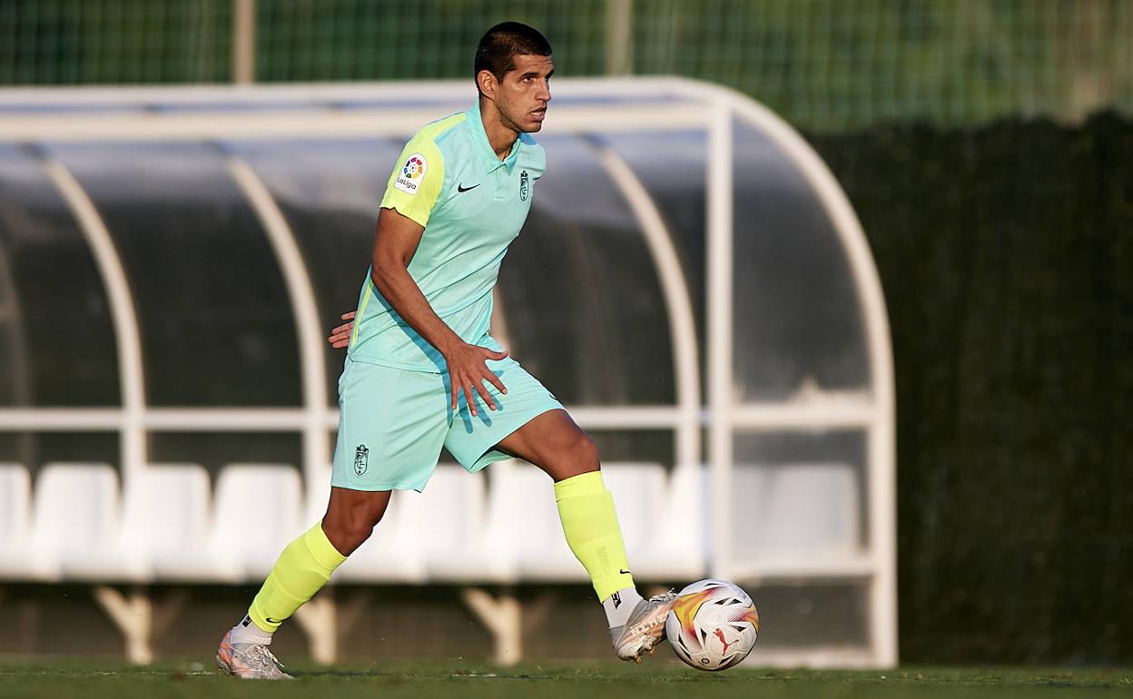Luis Abram juega un balón en su debut con el Granada. 