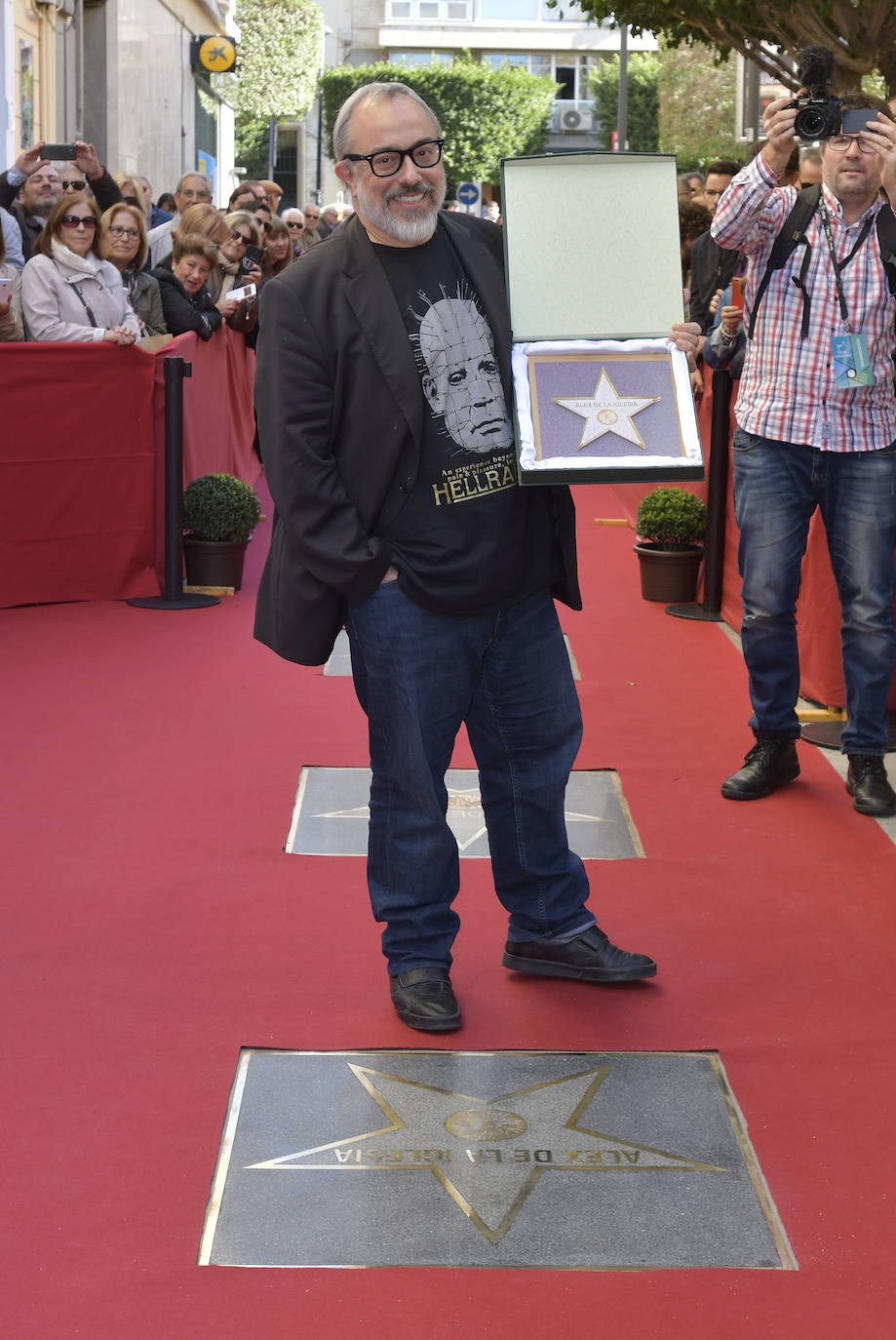 Álex de la Iglesia descubre su estrella en el Paseo de la Fama de Almería. 