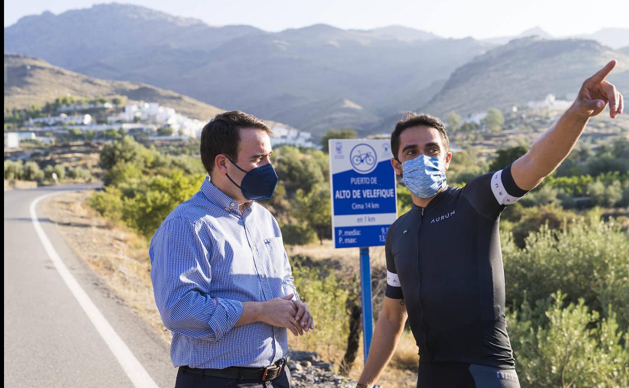 El mítico ciclista español reconoció la zona donde se está grabando este documental que se emitirá en Eurosport. 