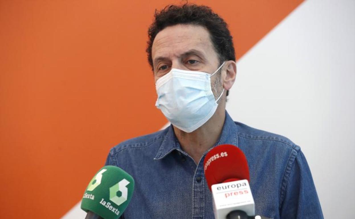 El portavoz de Ciudadanos (Cs), Edmundo Bal, ofrece declaraciones a los medios . 