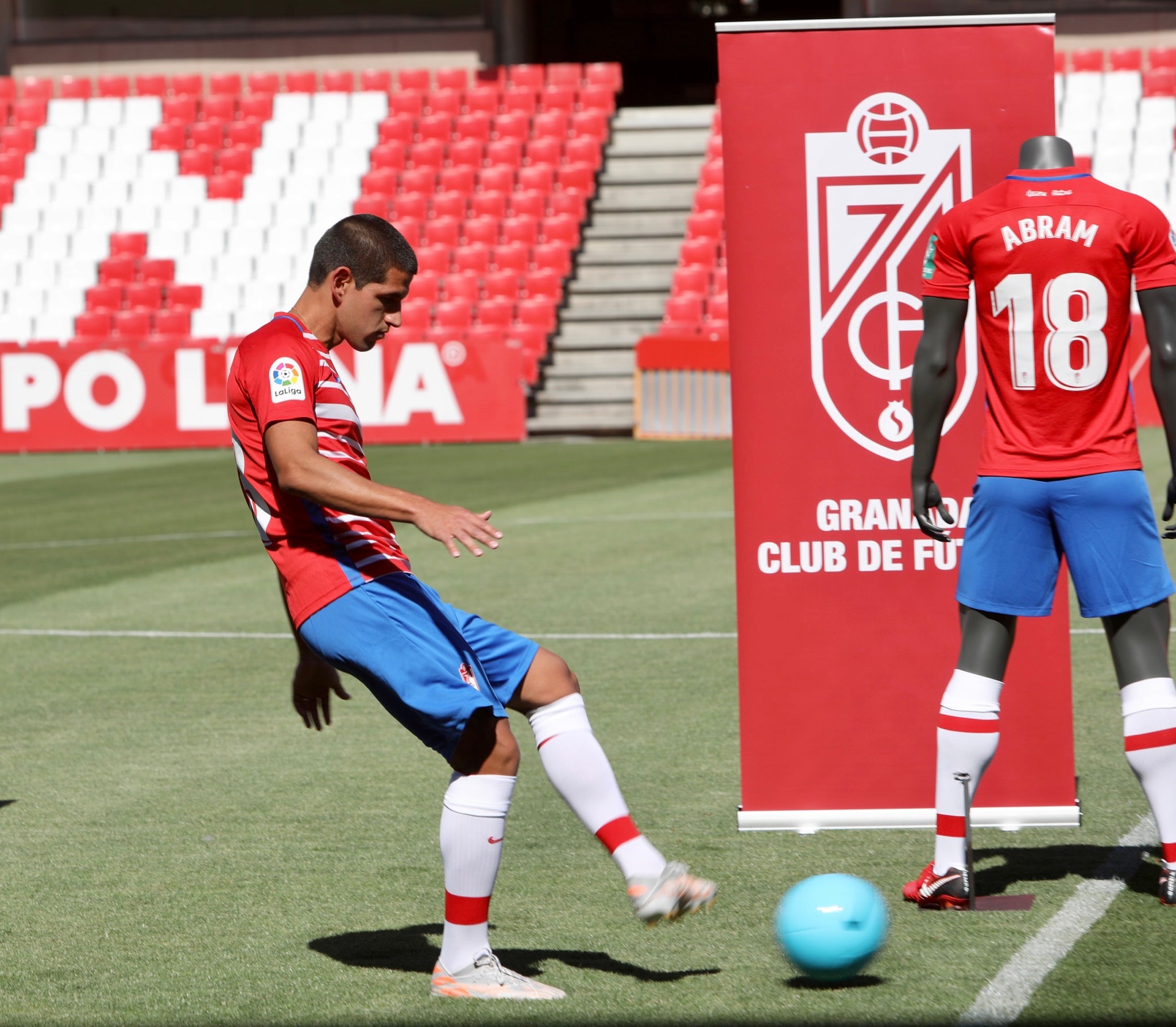 El peruano se ha vestido de rojiblanco en Los Cármenes