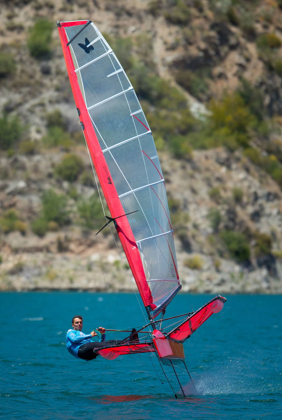 Jordi Xammar 'vuela' sobre el agua de Rules con la embarcación individual 'Moth'. 