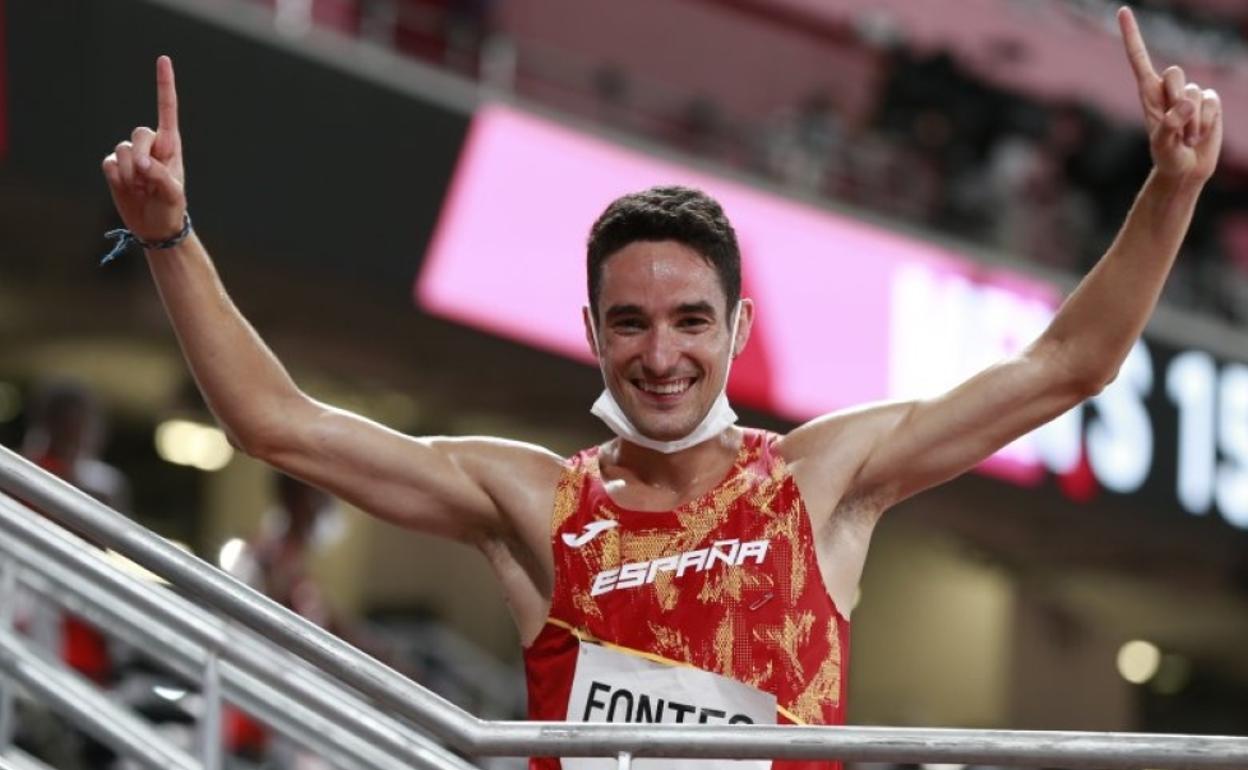 Ignacio Fontes celebra su clasificación en el estadio olímpico de Tokio. 