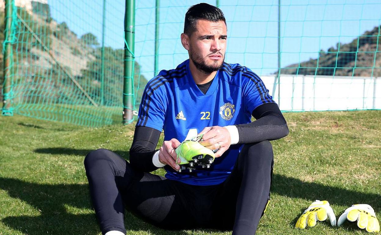 Sergio Romero se calza las botas antes de un entrenamiento. 