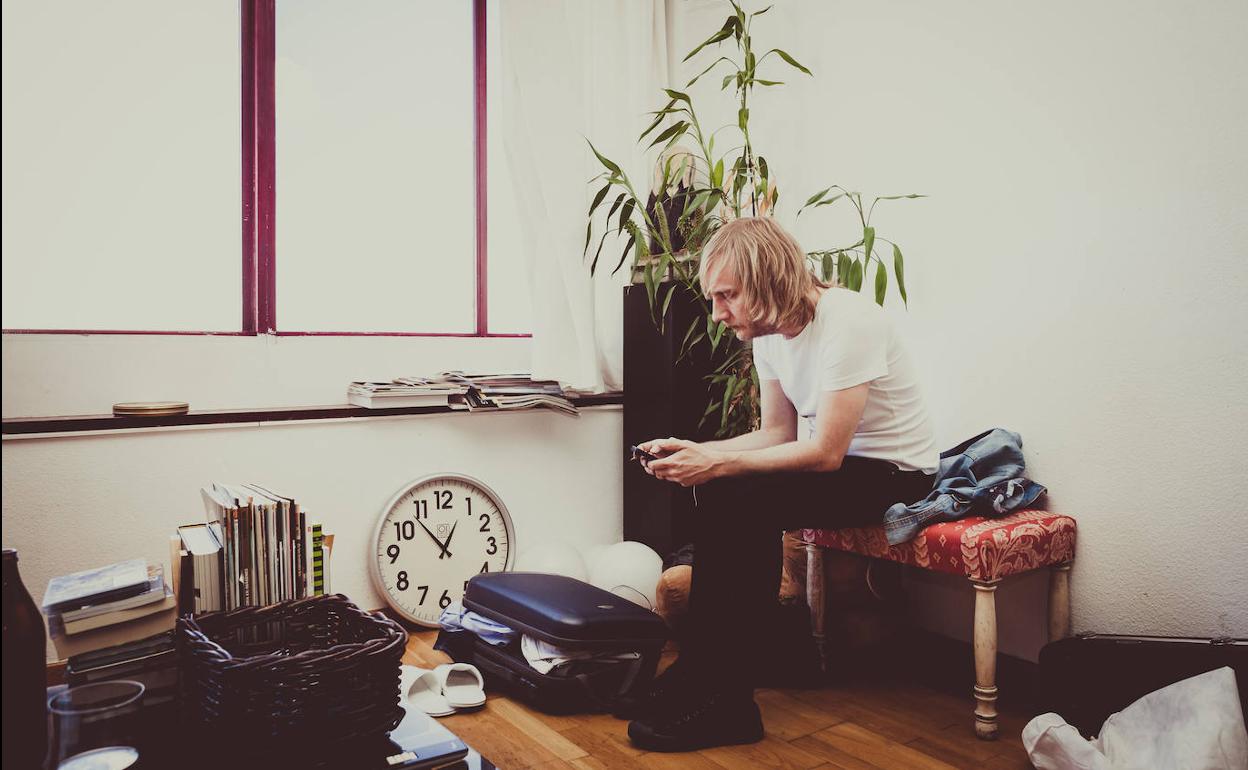 Paco Román, en un rincón de su casa en Santa Fe, donde montó su propio estudio y donde graba todos sus trabajos con su grupo y sus proyectos personales. 