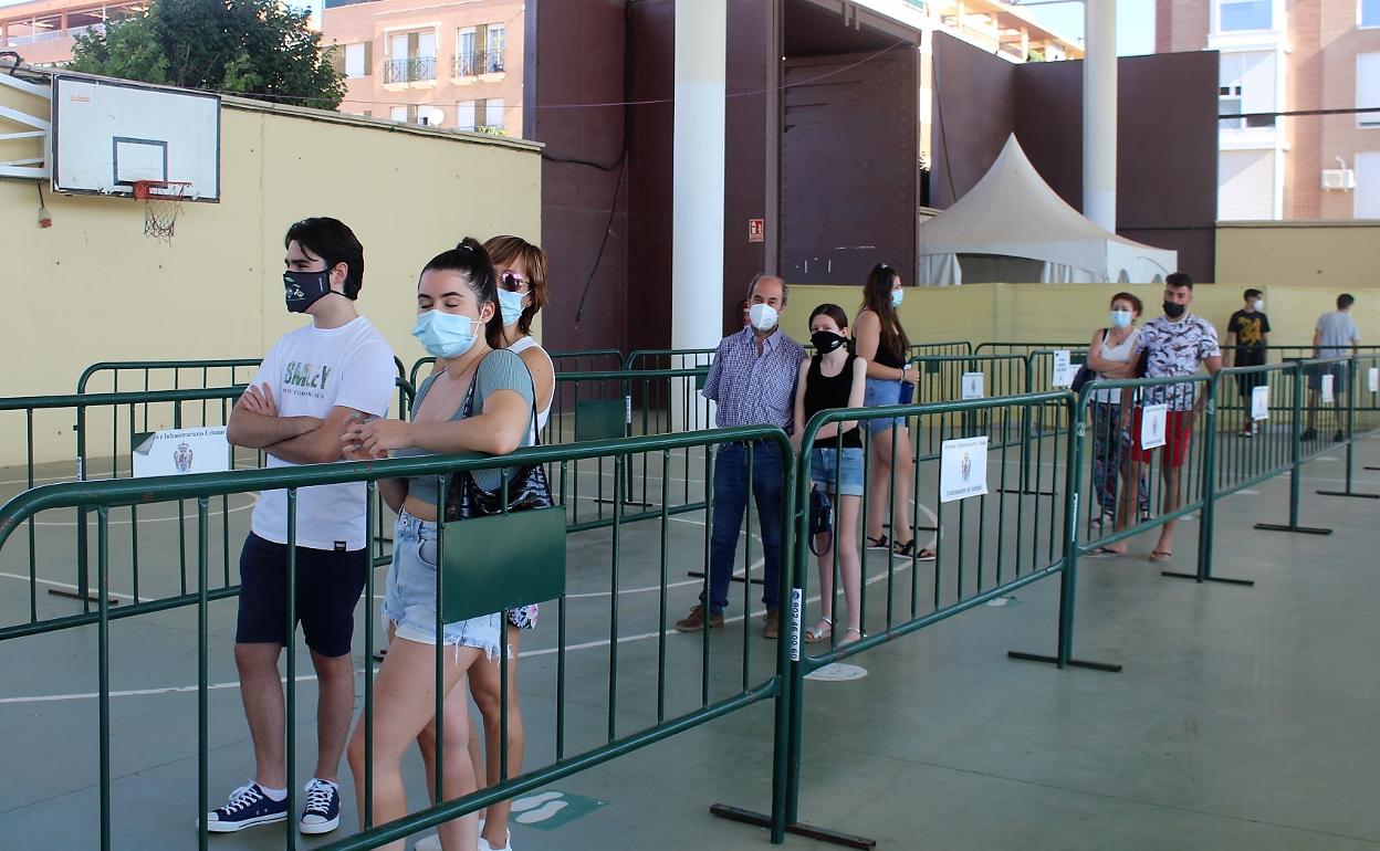 Colas para vacunarse en el pabellón ferial de Andújar.