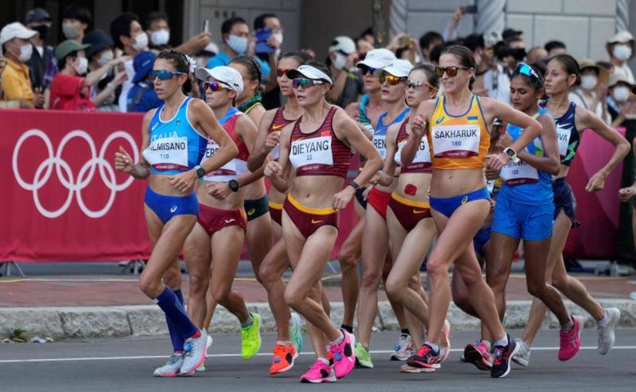 María Pérez, con toalla zul a la izquierda, se pega a la espalda de la luego campeona olímpica Palmisano. 