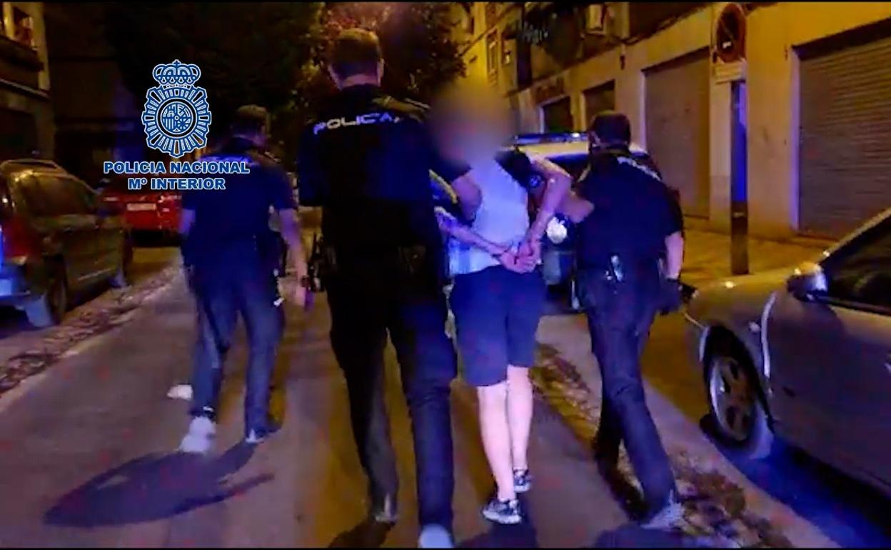 Edificio donde sucedieron los hechos la madrugada de ayer jueves, cerca del Camino Bajo de Huétor. R. Q.