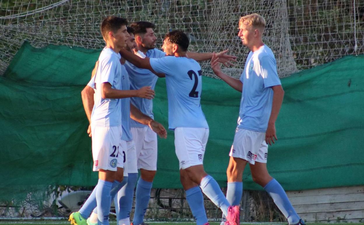 Los jugadores celestes, felicitando a Diego Llorente por la autoría de su gol en Málaga. 