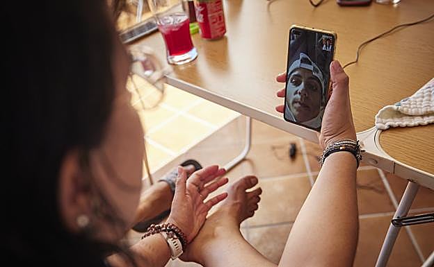 Noe Morillas habla con María Pérez en una videollamada. 