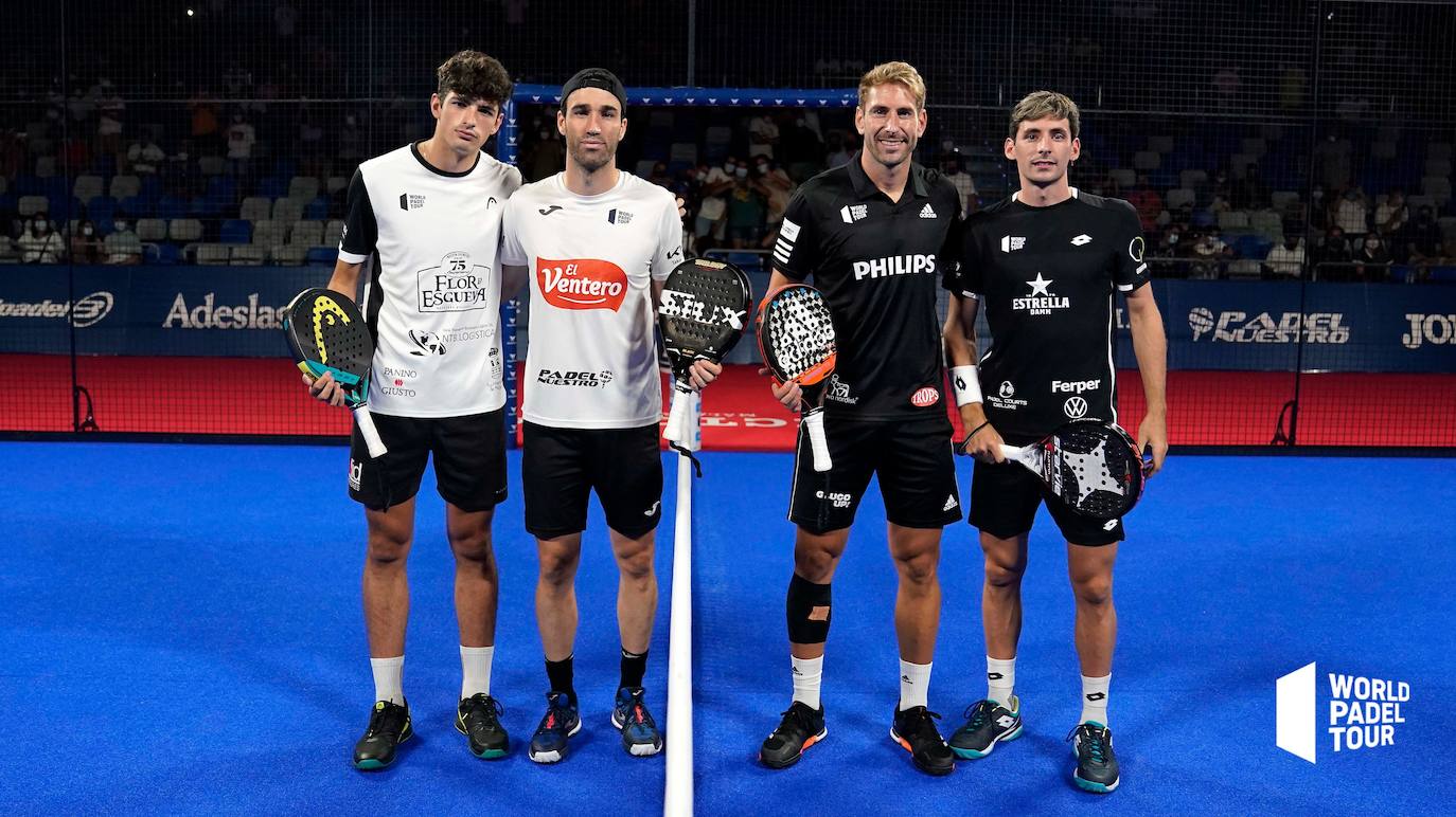 Álex Coello y Javi Ruiz (primero y segundo por la izquierda, respectivamente) posan con Stupaczuk y Alejandro Ruiz antes de empezar el partido. 