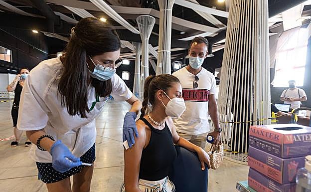 Andalucía, por debajo de la media en población vacunada con la pauta completa 