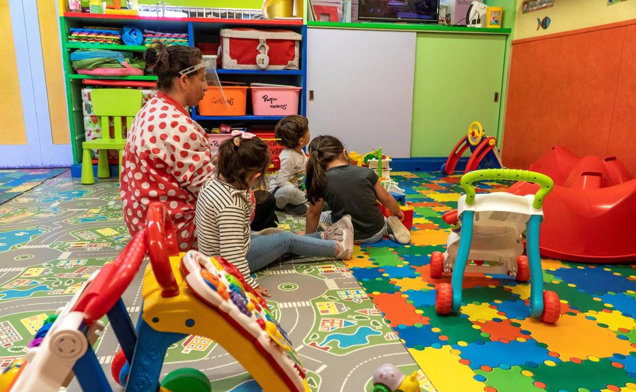 Varios niños juegan en una guardería de Santander. 